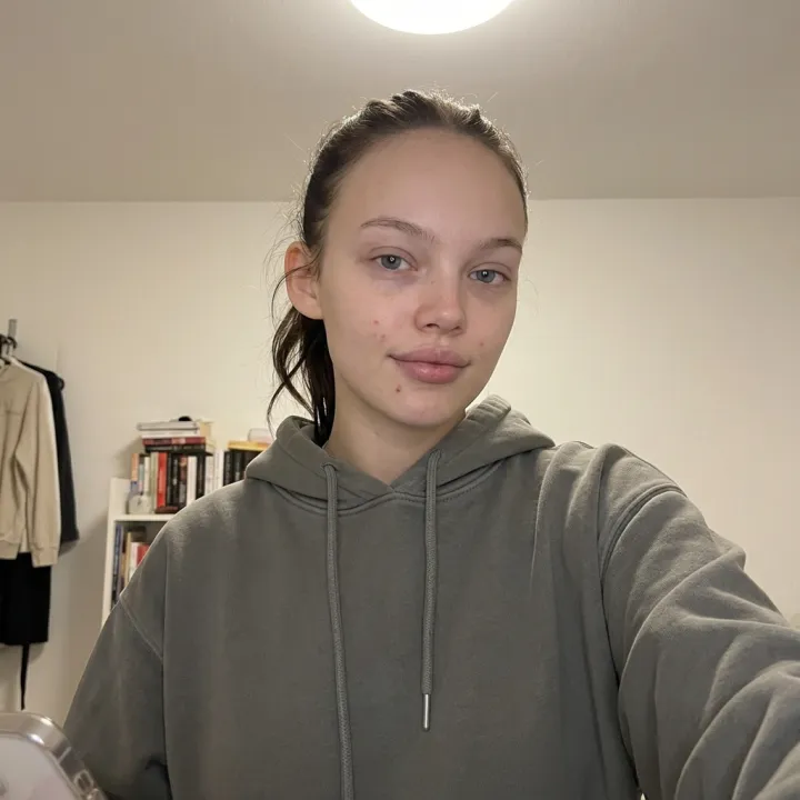 Casual smartphone selfie — raw input